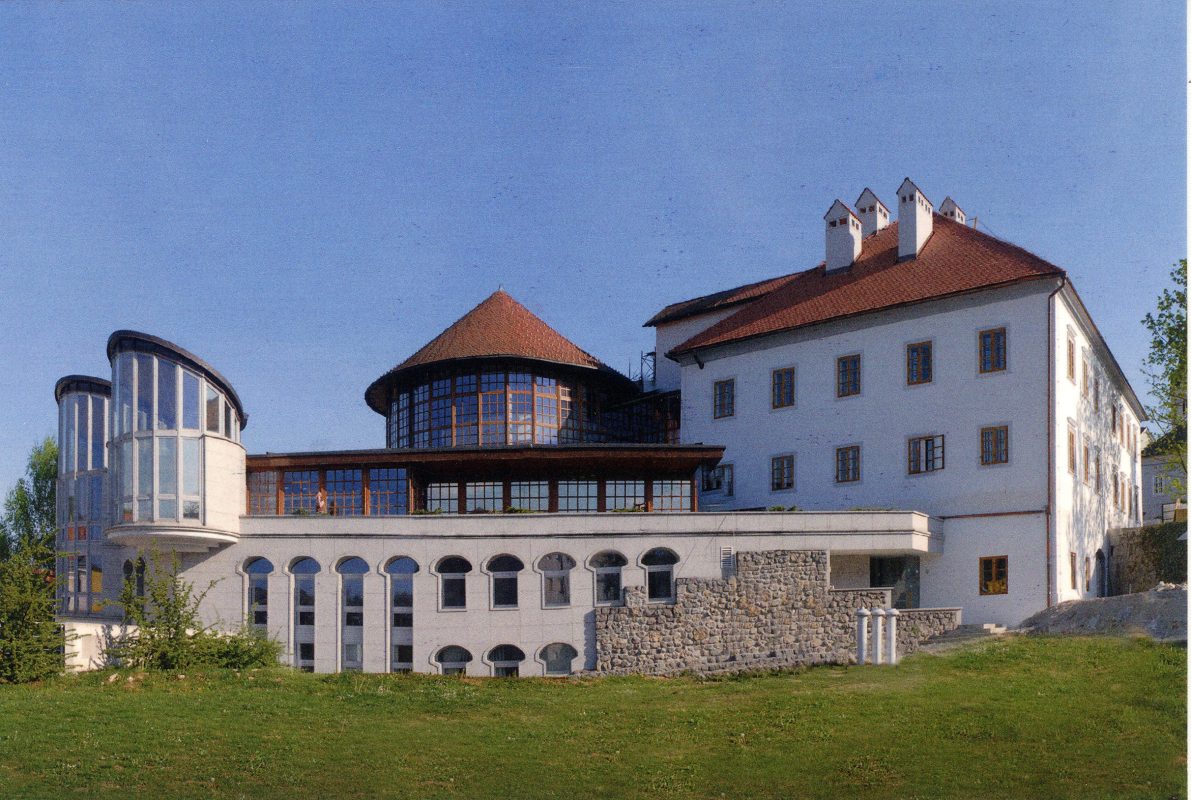 KMJ, stranski pogled na arhitekturo